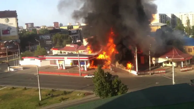 حتى لا يسبب انفجارا.. هل يجب أن تغلق هاتفك في محطات الوقود؟