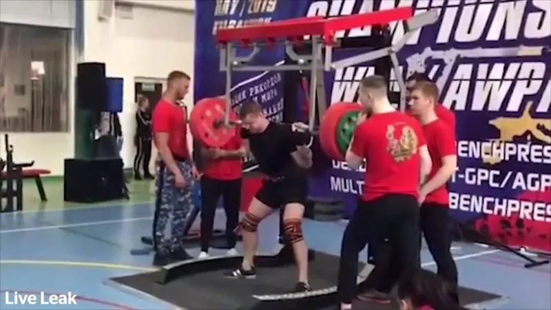 مشهد مروع.. كسر ساق لاعب أثقال أثناء رفع 250 كيلوجراما (فيديو)