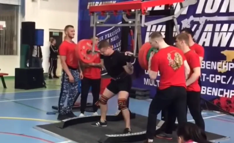 مشهد مروع.. كسر ساق لاعب أثقال أثناء رفع 250 كيلوجراما (فيديو)