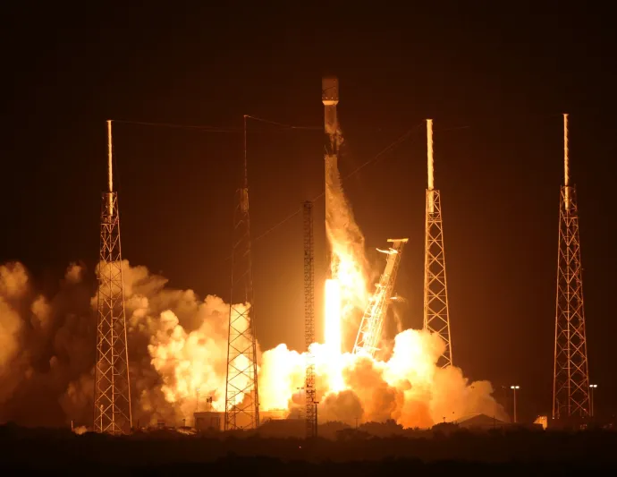 "سبيس إكس" تنجح في إطلاق 60 قمرا صناعيا لتوفير إنترنت فضائي بسرعات خارقة (فيديو)