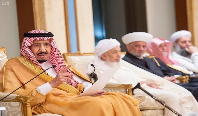 خادم الحرمين الشريفين يتسلم وثيقة مكة المكرمة الصادرة عن المؤتمر الدولي حول قيم الوسطية والاعتدال (صور)