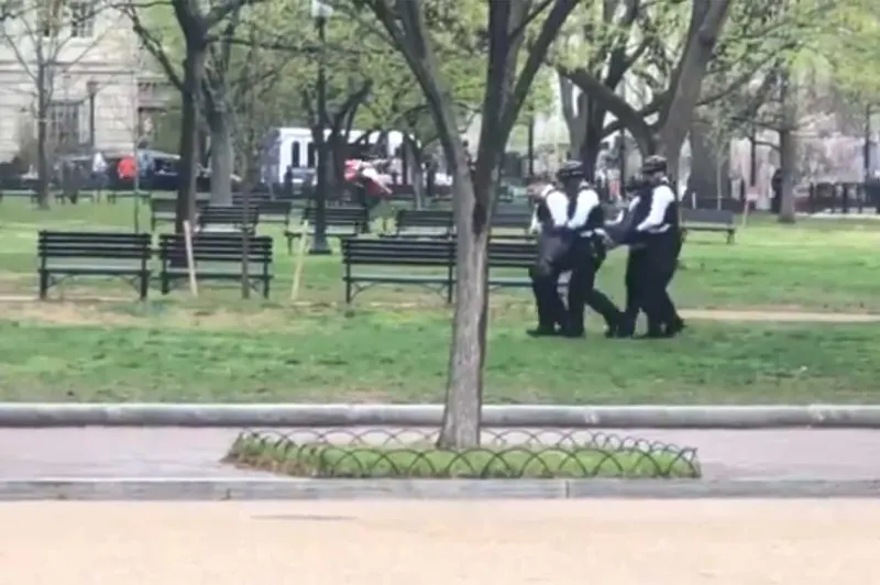 النيران تنهش جسده.. أمريكي يشعل النار في نفسه أمام البيت الأبيض (فيديو)