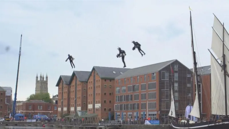 رجال يحلقون في السماء بفضل ملابسهم ذات المحركات النفاثة (فيديو)