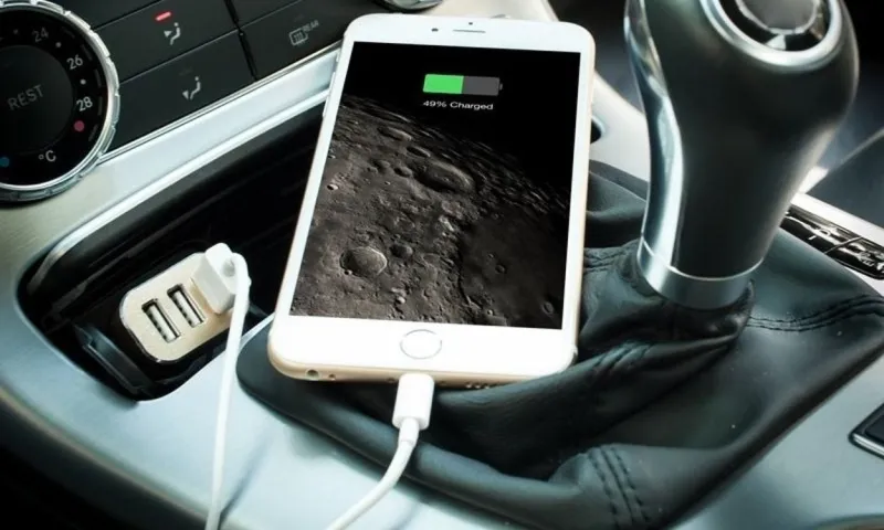 احذر.. كارثة خطيرة يسببها شحن الهواتف في السيارات 
