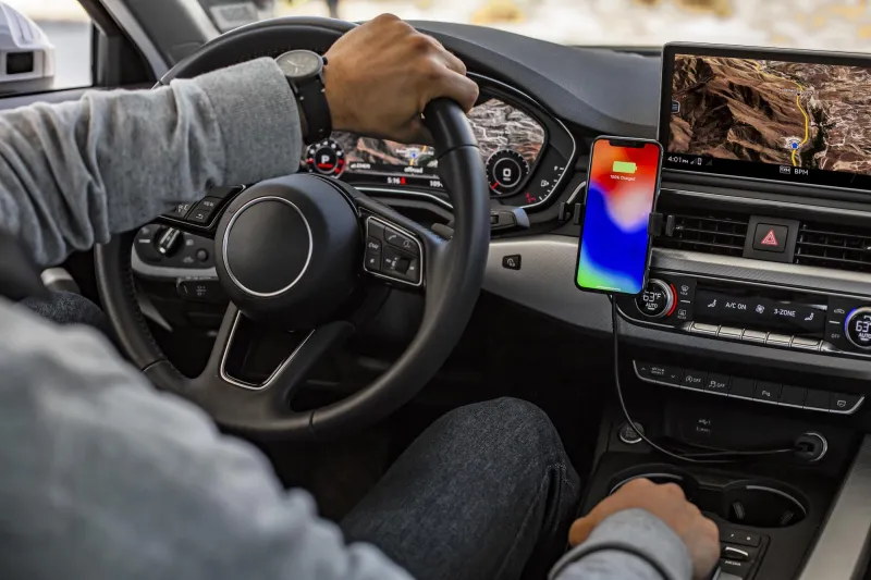 احذر.. كارثة خطيرة يسببها شحن الهواتف في السيارات 