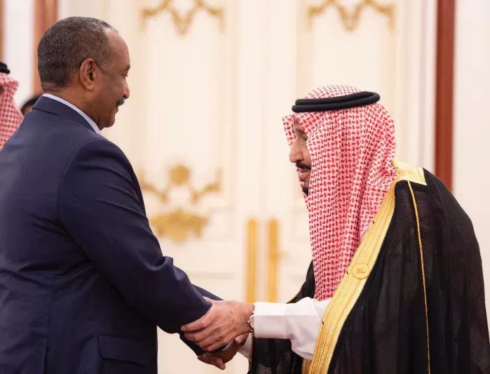 فيديو| شاهد خادم الحرمين الشريفين يستقبل رؤساء وقادة الدول المشاركين في القمة الإسلامية