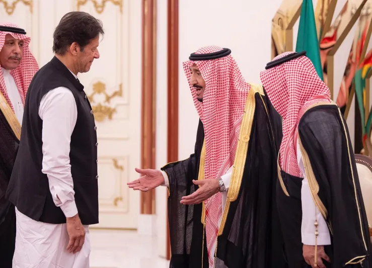 فيديو| شاهد خادم الحرمين الشريفين يستقبل رؤساء وقادة الدول المشاركين في القمة الإسلامية