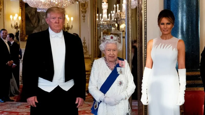 بعد سخرية واسعة.. خياط البيت الأبيض يتبرأ من إطلالة ترامب مع الملكة إليزابيث (صور)