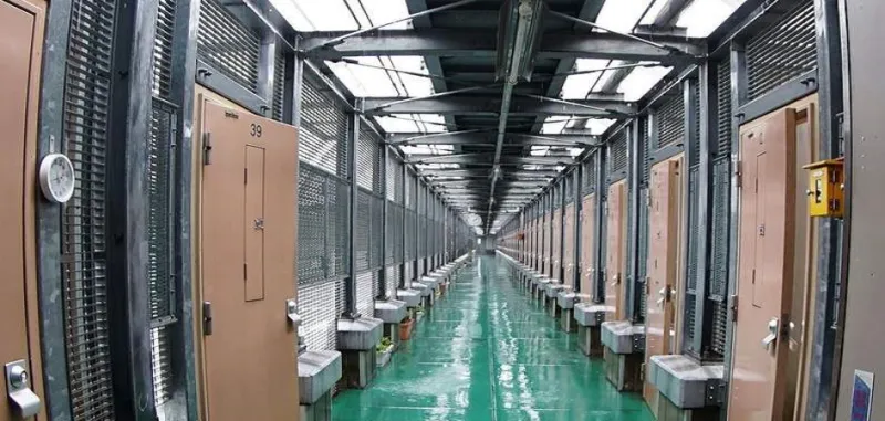 سجن أم فندق؟ هذه مواصفات زنزانة رجل الأعمال اللبناني كارلوس غصن (صور)