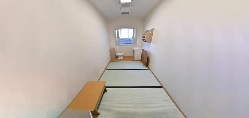 سجن أم فندق؟ هذه مواصفات زنزانة رجل الأعمال اللبناني كارلوس غصن (صور)