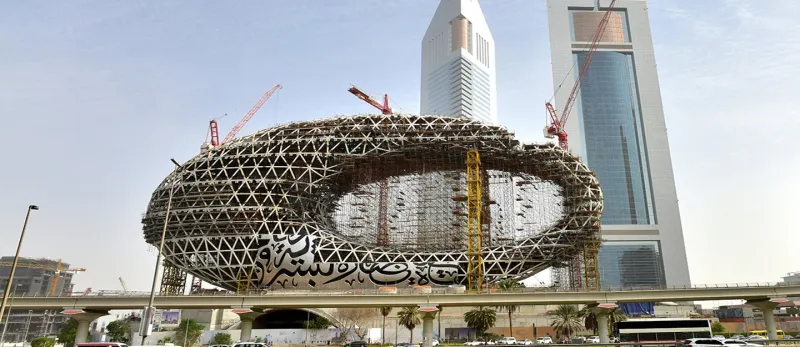 كالجبل يقف شامخا.. كل ما تريد معرفته عن متحف المستقبل في دبي (فيديو وصور)