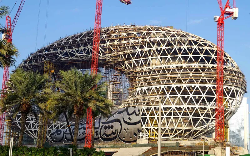 كالجبل يقف شامخا.. كل ما تريد معرفته عن متحف المستقبل في دبي (فيديو وصور)