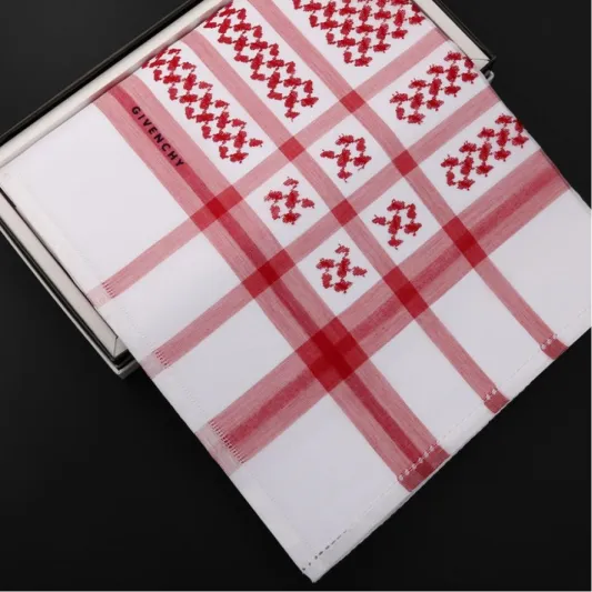 لا ترهق نفسك بالبحث.. أفضل أشكال شماغ جيفنشي ٢٠١٩