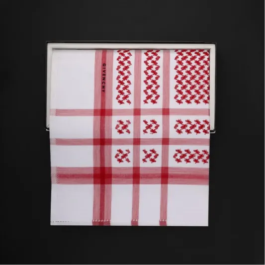 لا ترهق نفسك بالبحث.. أفضل أشكال شماغ جيفنشي ٢٠١٩