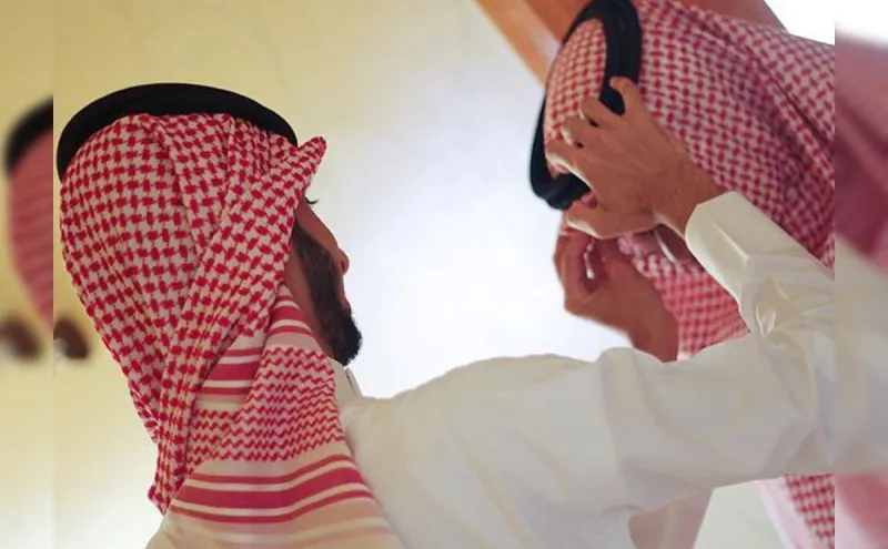 لا ترهق نفسك بالبحث.. أفضل أشكال شماغ جيفنشي ٢٠١٩