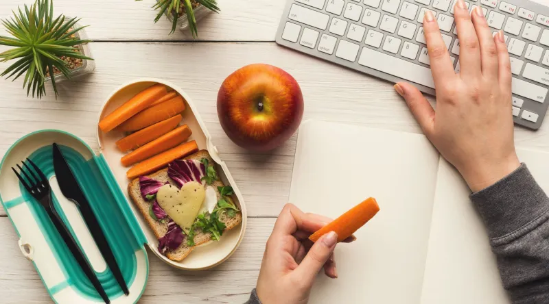 وجبات خفيفة وصحية تحافظ على نشاطك أثناء العمل