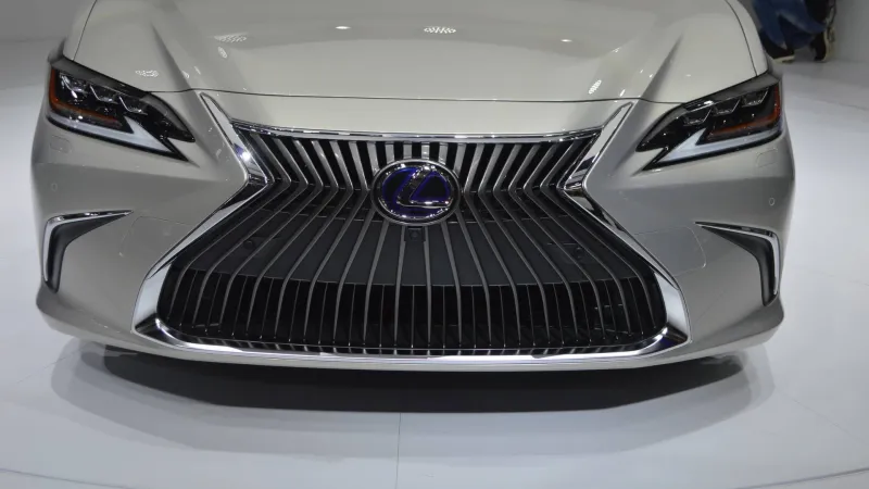 عالم من الفخامة.. موديلات وأسعار سيارة لكزس 2019 في السعودية بالريال