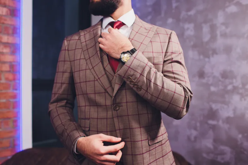 دليلك الكامل لارتداء جميع أشكال ربطات العنق Cravat (صور)