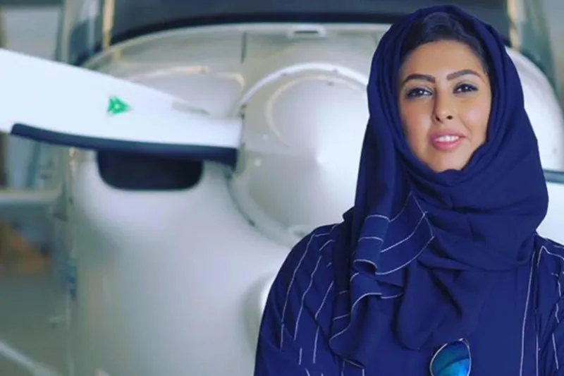 ياسمين الميميني.. أول سعودية تحلق فوق سماء المملكة في رحلة تجارية (فيديو)