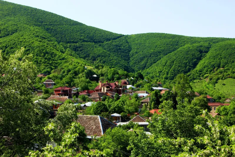 «أرض النار» تفتح ذراعيها.. 13 مزارا سياحيا في أذربيجان لا تفوتها