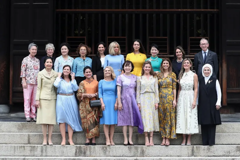 من الرجل الذي وقف وحيدا إلى جانب زوجات زعماء قمة العشرين؟