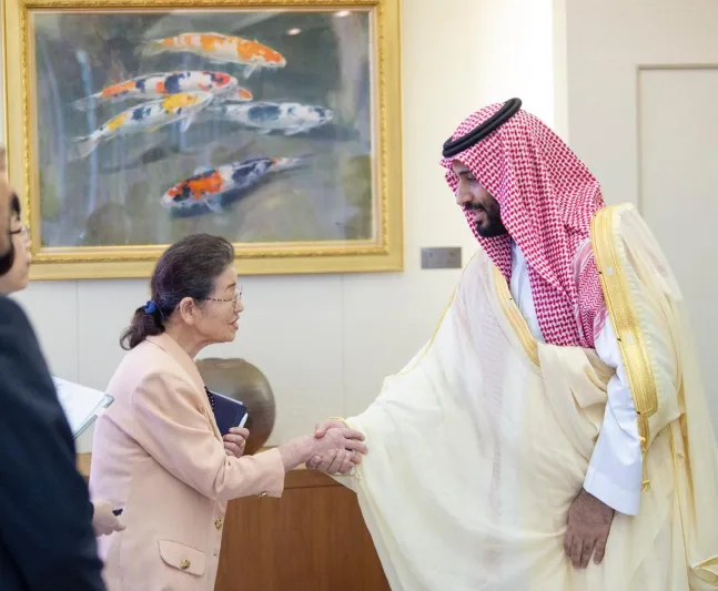 مأساة مع قنبلة هيروشيما.. سر السيدة اليابانية الغامضة التي التقاها ولي العهد (صور)