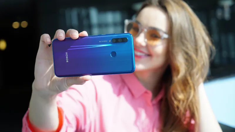 لحظات السيلفي المرحة في الصيف تكتمل بمثالية مع HONOR 10i