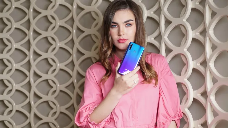 لحظات السيلفي المرحة في الصيف تكتمل بمثالية مع HONOR 10i