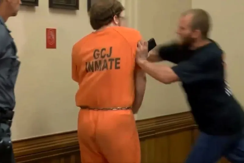 أب يتلقى عقابا فوريا في قلب المحكمة بعد قتله طفله الرضيع ( فيديو)