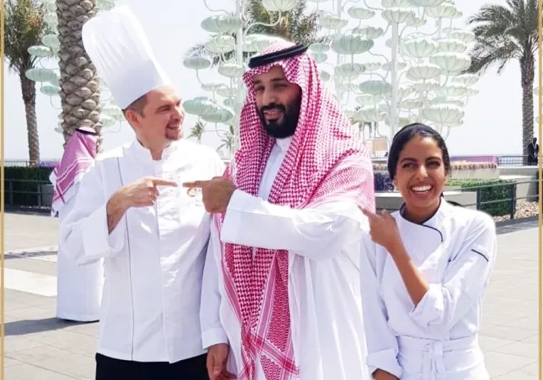 وصفه بالرائع.. حكاية طاهية سعودية أعدت طبقًا عالميًا لولي العهد (صور)