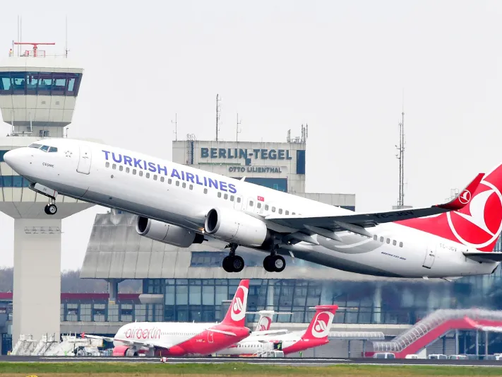 تعامل همجي من موظف بالخطوط التركية بحق سيدة مسنة وشاب (فيديو)