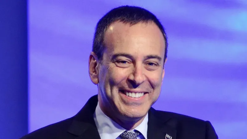 هؤلاء العشرة راتبهم السنوي دولار واحد فقط.. تعرف عليهم