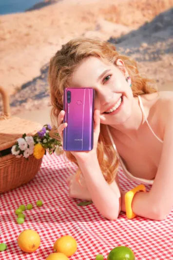 HONOR تكمل إطلالتك لهذا الصيف مع ساعة Magic وهاتف HONOR 10i