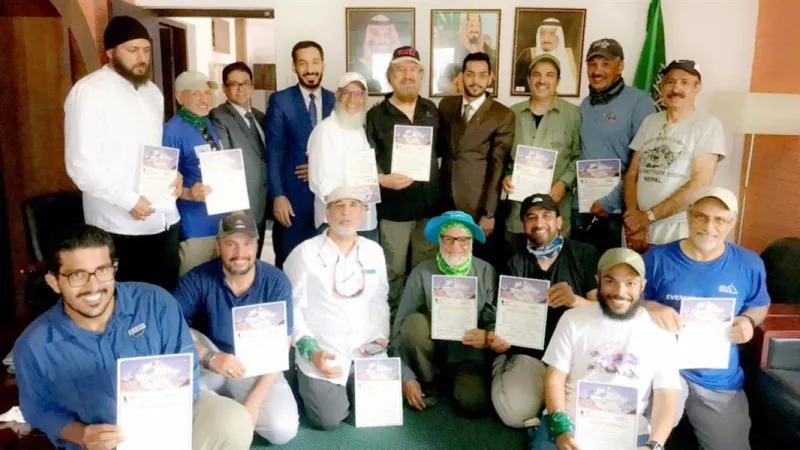 "العمر مجرد رقم".. مسنون سعوديون يرفعون الأذان أعلى قمة جبل إيفرست (صور)