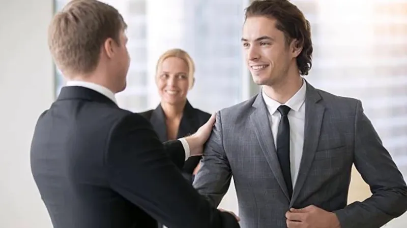 هذا ما يحدث بعقلك عندما ترى شخصاً جذّابًا