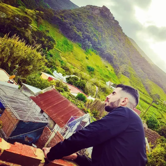 هذا ما يحدث بعقلك عندما ترى شخصاً جذّابًا