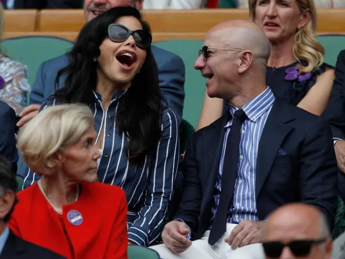 الظهور الأول لجيف بيزوس وعشيقته بعد تسوية أغلى طلاق في العالم (صور)