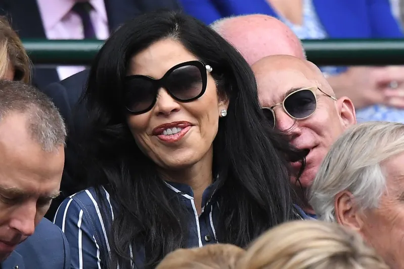 الظهور الأول لجيف بيزوس وعشيقته بعد تسوية أغلى طلاق في العالم (صور)