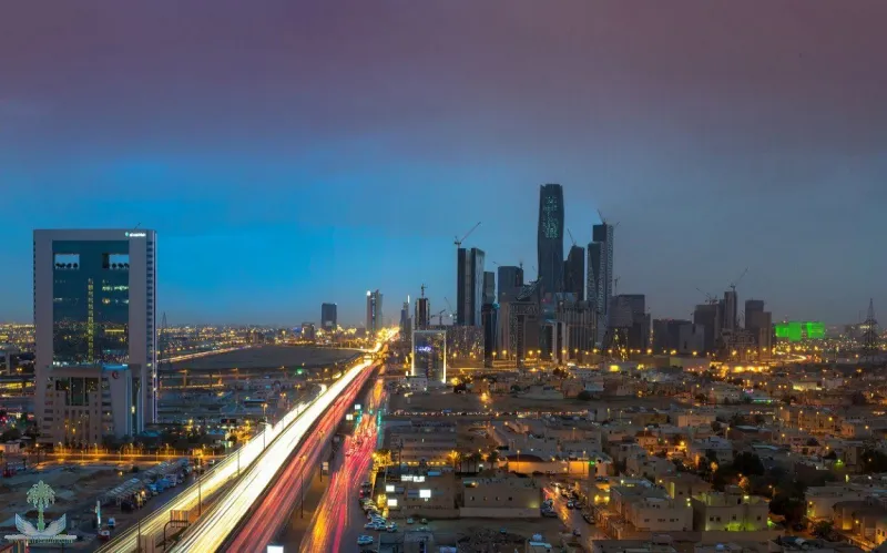 يخفض البطالة ويرفع الناتج المحلي.. تأثير قرار فتح المحال 24 ساعة في السعودية