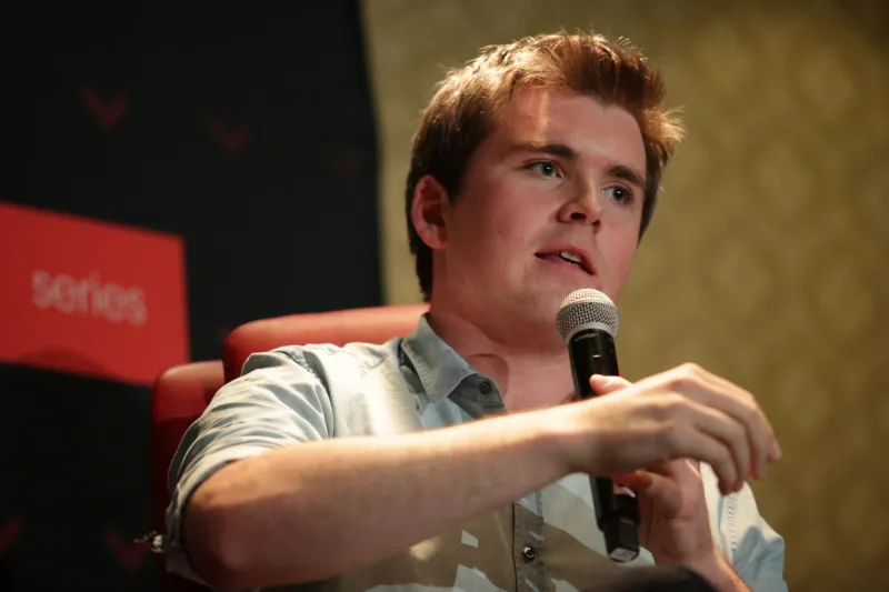 نشأ في الريف وتسرب من الجامعة.. ما لا تعرفه عن أصغر ملياردير في العالم