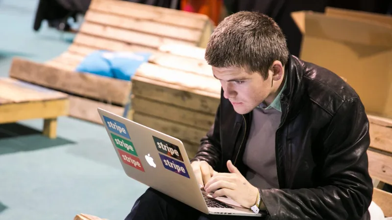 نشأ في الريف وتسرب من الجامعة.. ما لا تعرفه عن أصغر ملياردير في العالم