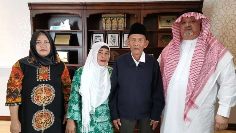 عمره 130 عاما.. خادم الحرمين يحقق حلم معمر إندونيسي بأداء فريضة الحج.. تعرف على قصته