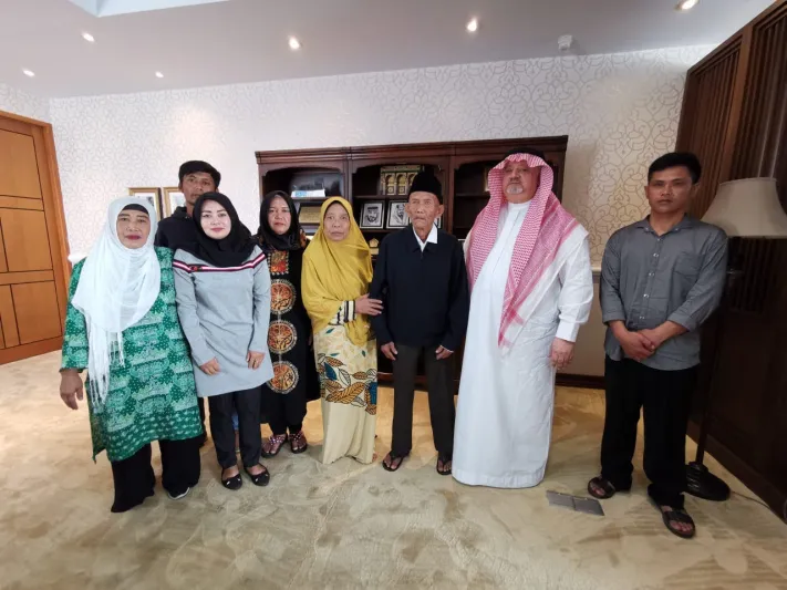 عمره 130 عاما.. خادم الحرمين يحقق حلم معمر إندونيسي بأداء فريضة الحج.. تعرف على قصته