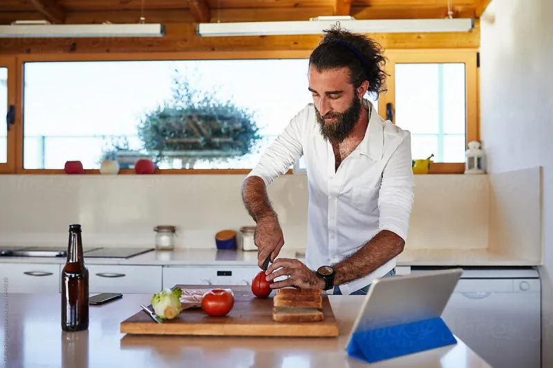 أدوات مطبخ يحتاجها الرجل لتغنيه عن طبخات الزوجة
