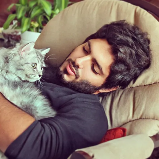 شاهد| فتاة تطلب الزواج من بدر آل زيدان وتعرض الأموال ليقبل بها