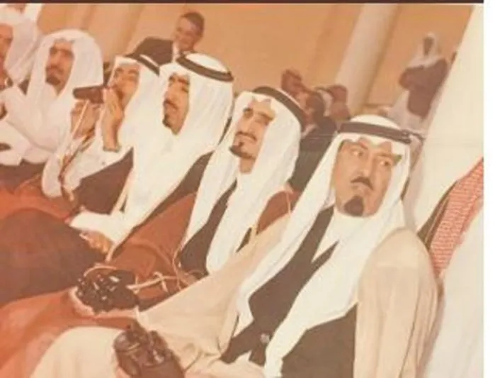 لقطات نادرة للفقيد الأمير بندر بن عبدالعزيز مع والده المؤسس وأشقائه