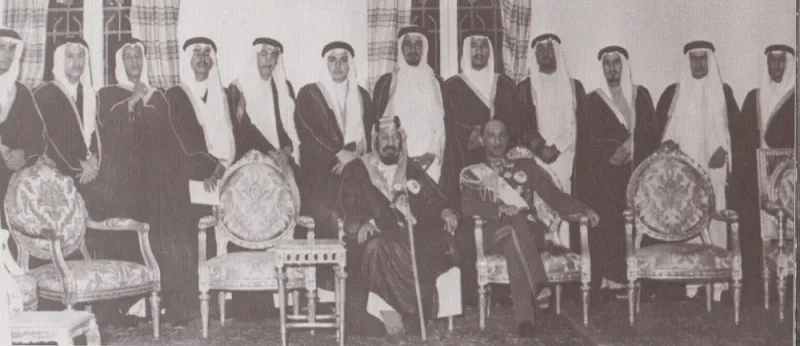 لقطات نادرة للفقيد الأمير بندر بن عبدالعزيز مع والده المؤسس وأشقائه