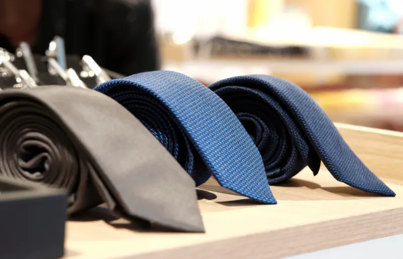 كيف تعتني بربطات العنق؟ كل ما تريد أن تعرفه عن تنظيفها والحفاظ عليها