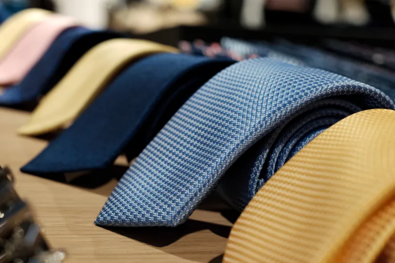 كيف تعتني بربطات العنق؟ كل ما تريد أن تعرفه عن تنظيفها والحفاظ عليها