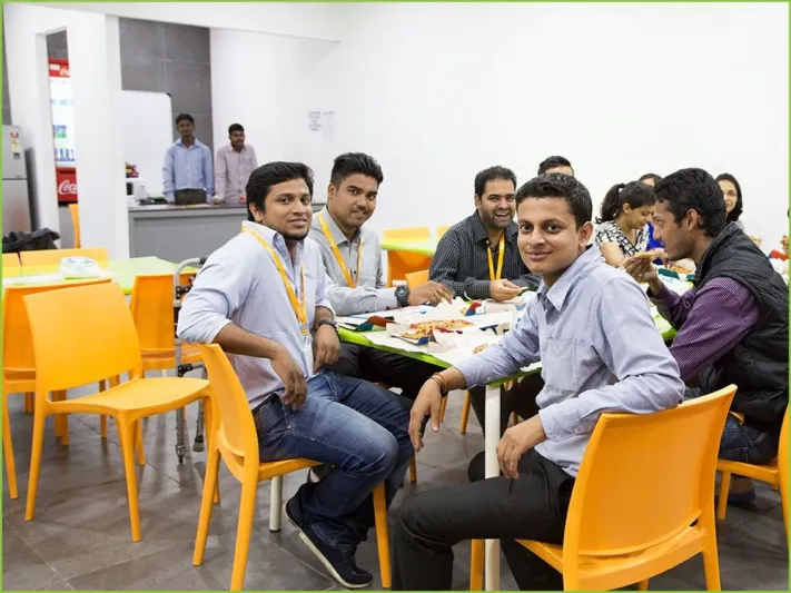 يوم الصداقة العالمي: 7 أصدقاء يحتفلون في كل مكتب